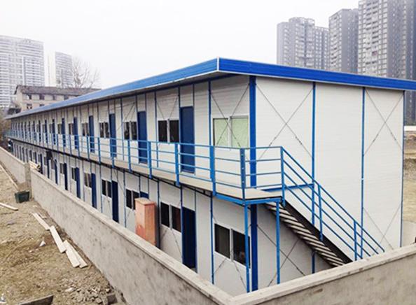 用彩鋼板搭建活動板房有什么優(yōu)勢？